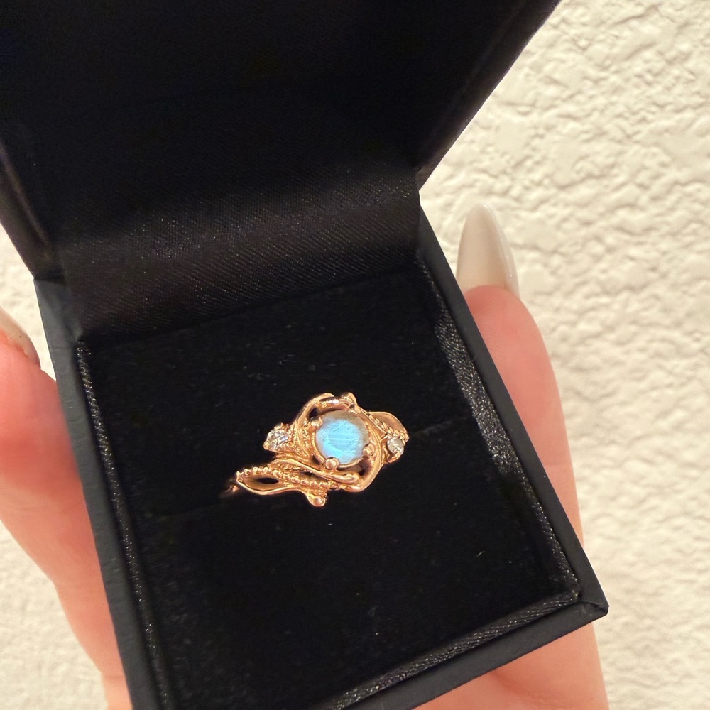 Elegant Gold and Blue Women's Ring